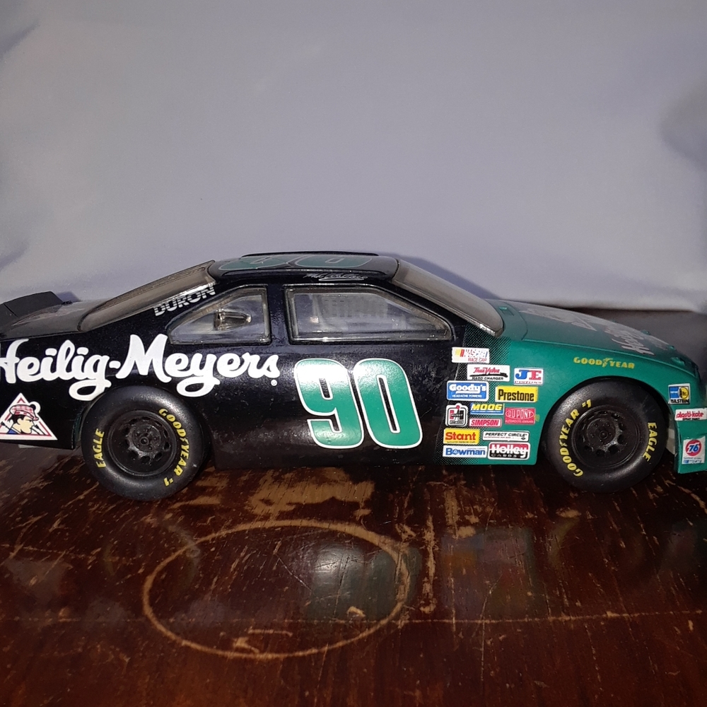 Mike Wallace #90 Heilig-Meyers 1995 Nascar Racing Champions 1:24 Scale Car - Picture 3 of 12